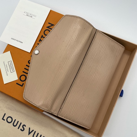 Louis Vuitton - Picture 3 of 13